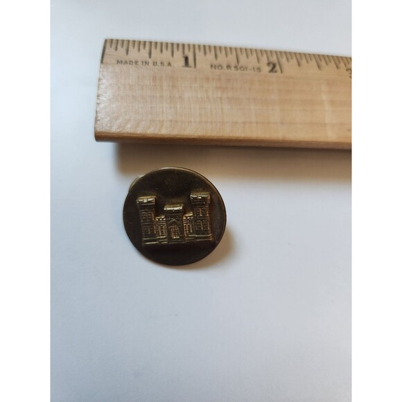 Vintage U.S. Army Corps of Engineers 3 Dimensional Castle Insigna Pin - Picture 2 of 5